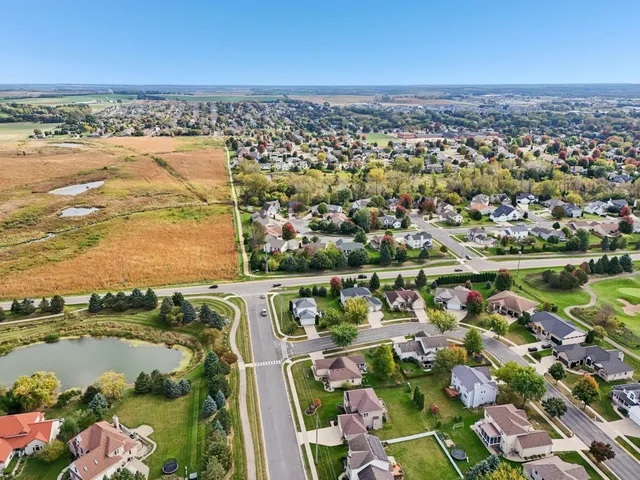 $689,000 | 919 Lochmoore Drive, Waunakee, WI 53597