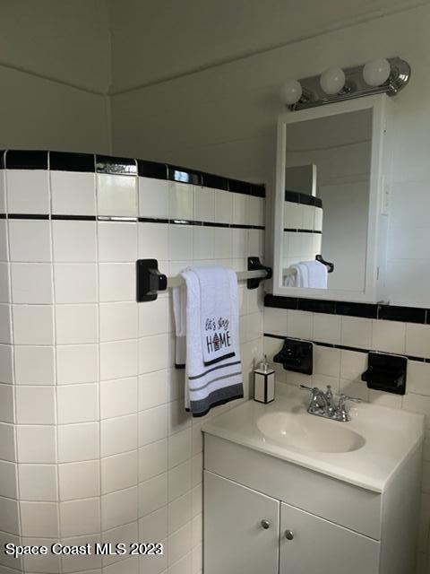 2206 Irwin Street Melbourne, FL 32901 - Photo 4 of 13 a bathroom with a sink and a mirror