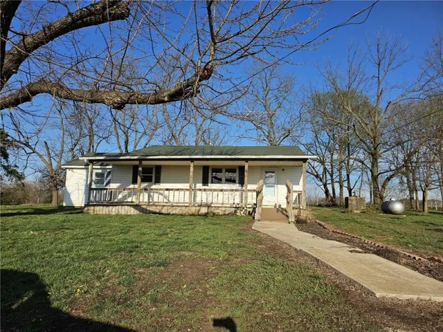 $950,000 | 4633 Northeast County Road 5004, Butler, MO 64730
