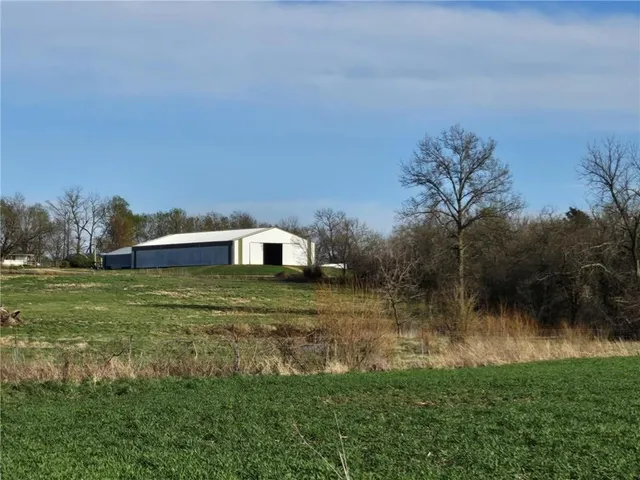 $950,000 | 4633 Northeast County Road 5004, Butler, MO 64730