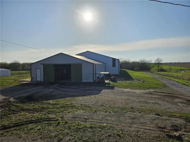 $950,000 | 4633 Northeast County Road 5004, Butler, MO 64730