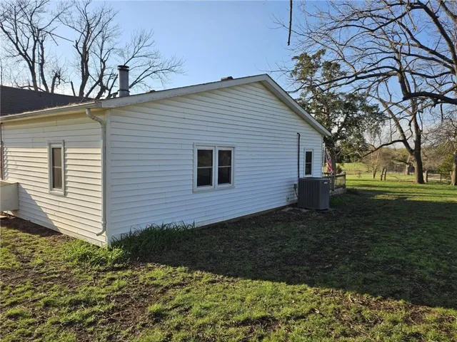 $950,000 | 4633 Northeast County Road 5004, Butler, MO 64730