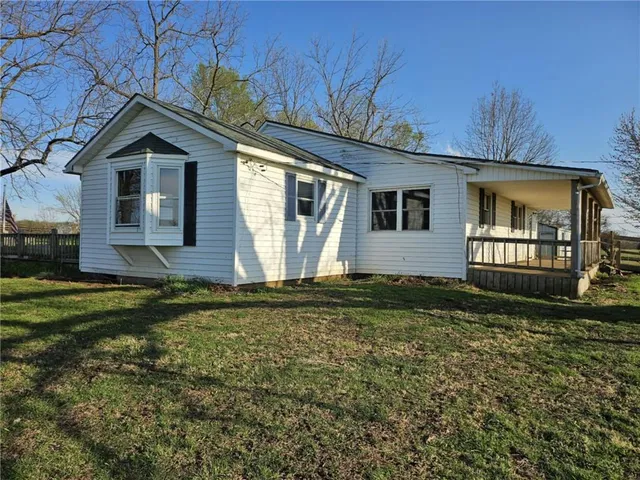 $950,000 | 4633 Northeast County Road 5004, Butler, MO 64730