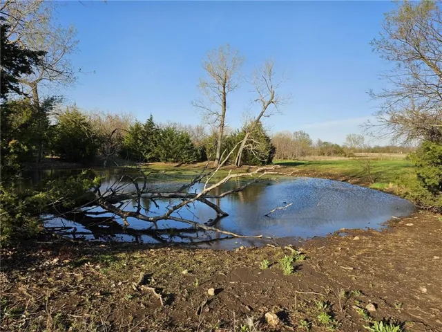 $950,000 | 4633 Northeast County Road 5004, Butler, MO 64730