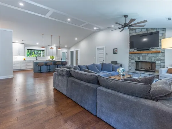 $465,000 | 2271 North 16th Highway, Whitesburg, GA 30185