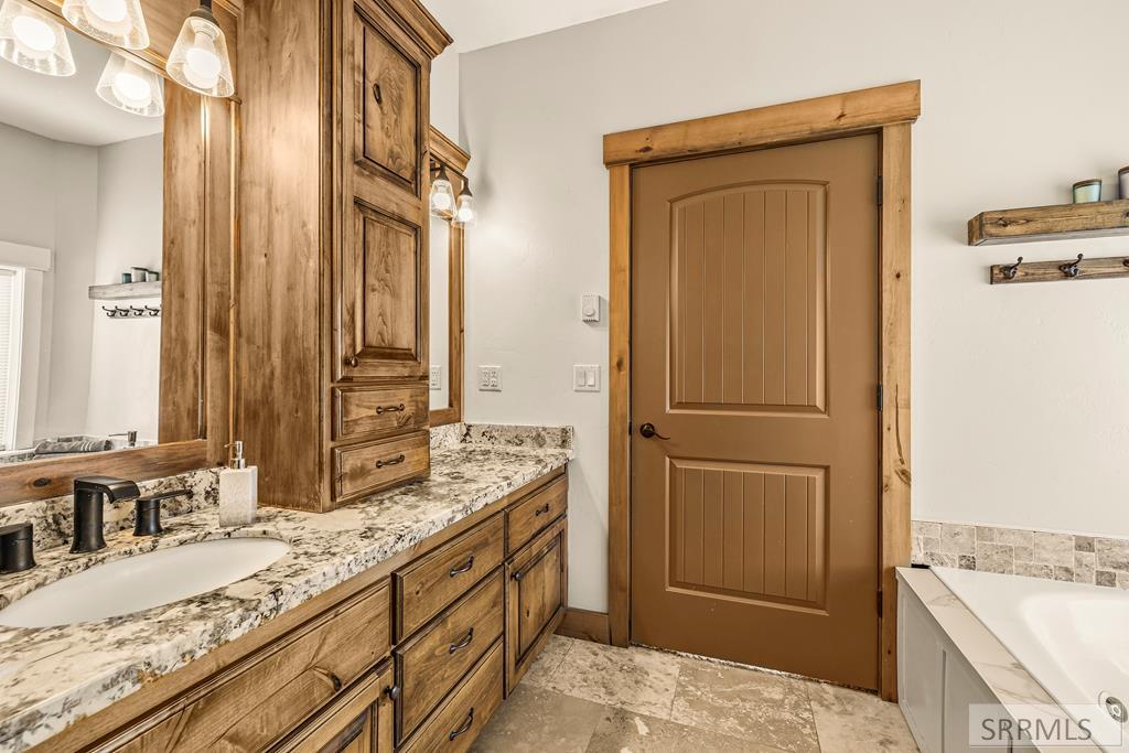 3979 Hangman's Loop Menan, ID 83434 - Photo 31 of 67 Master Bathroom