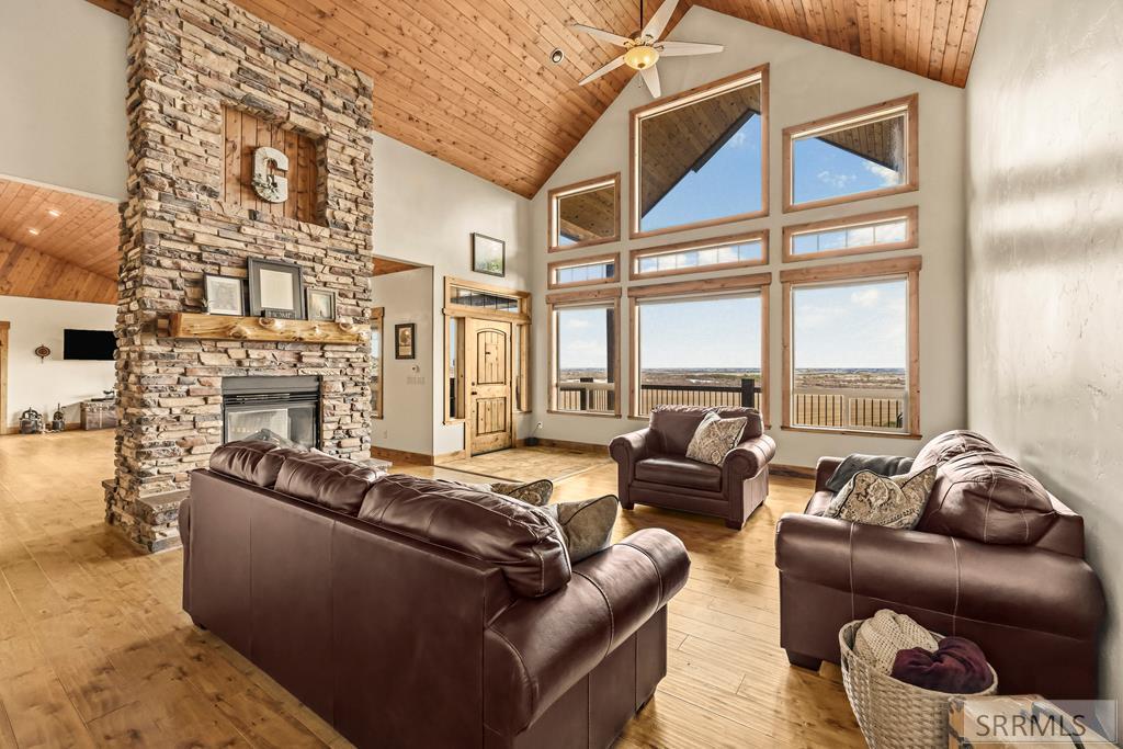 3979 Hangman's Loop Menan, ID 83434 - Photo 7 of 67 Living Room
