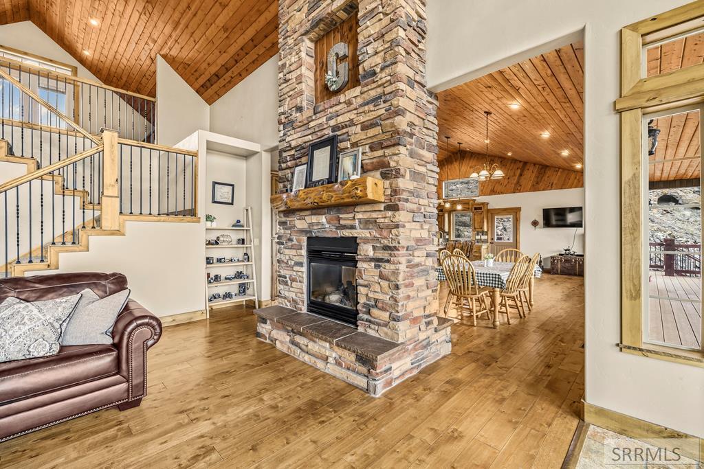 3979 Hangman's Loop Menan, ID 83434 - Photo 9 of 67 Living Room
