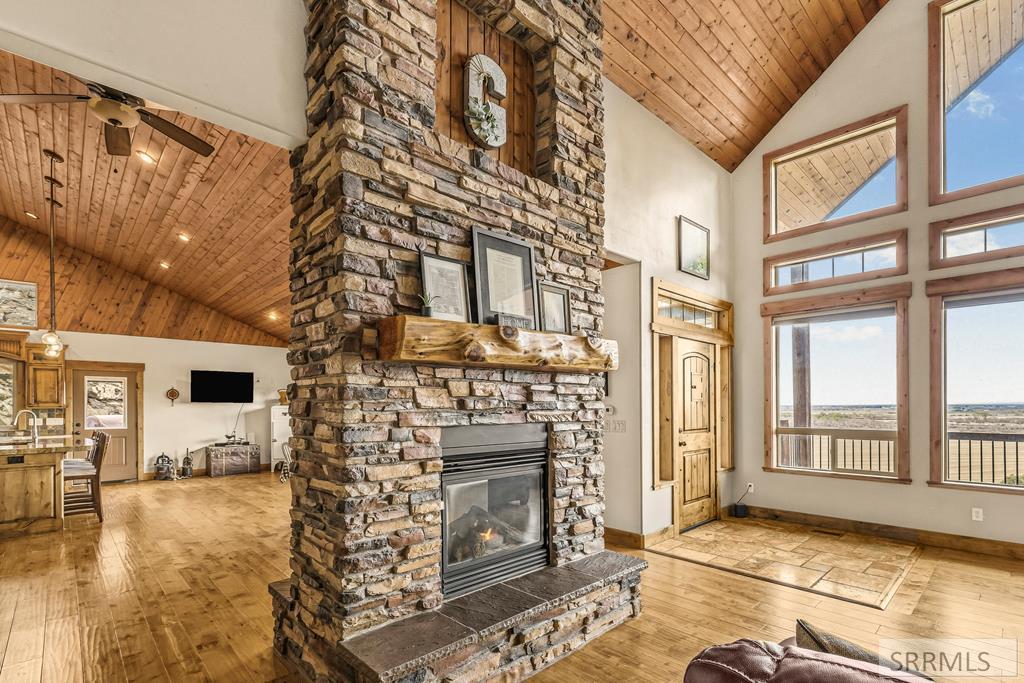 3979 Hangman's Loop Menan, ID 83434 - Photo 10 of 67 Living Room