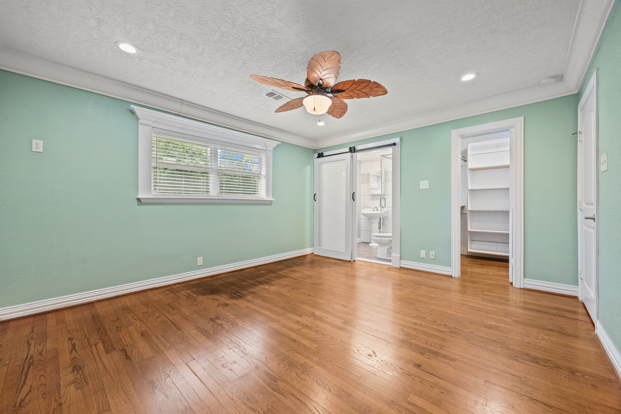 6742 Dusty Lane Conroe, TX 77306 - Photo 15 of 38 Primary suite