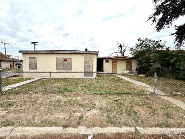a view of a house with backyard and trees