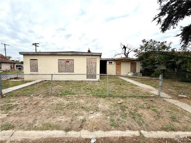 a view of a house with backyard and trees