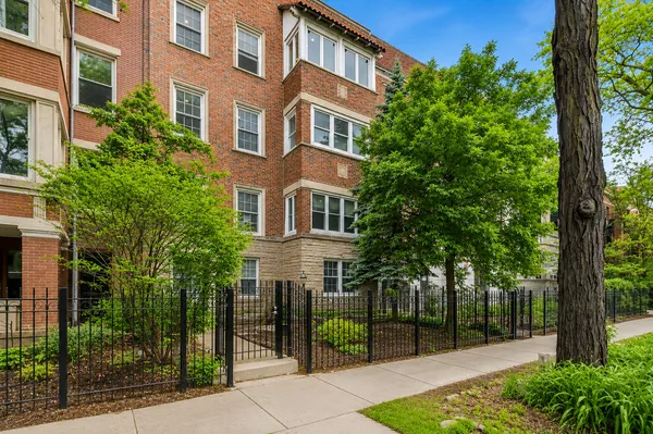 $3,995 | 6914 North Sheridan Road, Unit 2, Chicago, IL 60626