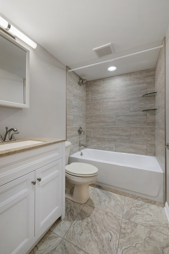 375 Juniper Tree Court Hoffman Estates, IL 60169 - Photo 20 of 24 a bathroom with a toilet a sink a mirror and bathtub