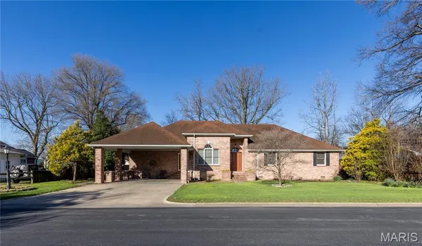 $295,500 | 104 Willard Street, Charleston, MO 63834