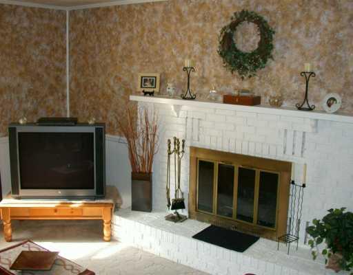 585 Golf Course Road Aliquippa, PA 15001 - Photo 4 of 8 Den/Family/Great Room.