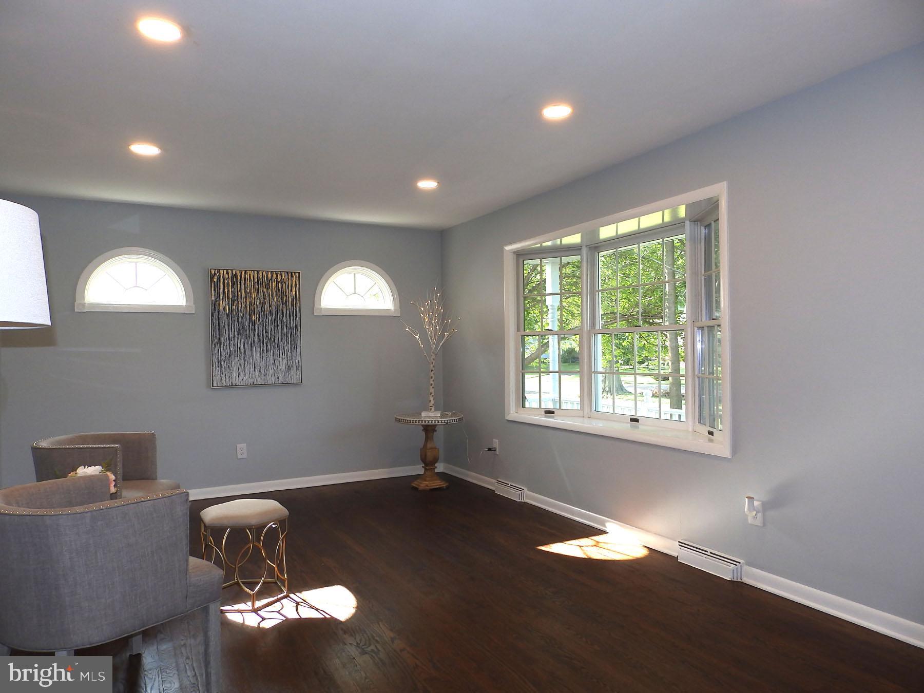 35 Roxboro Road Lawrence Township, NJ 08648 - Photo 4 of 20 Living Room