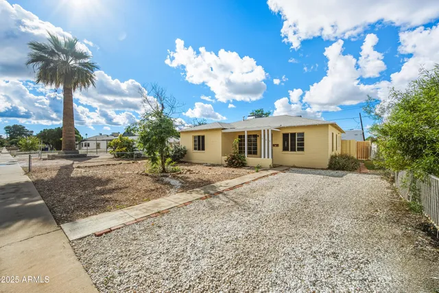 a view of a house with a backyard