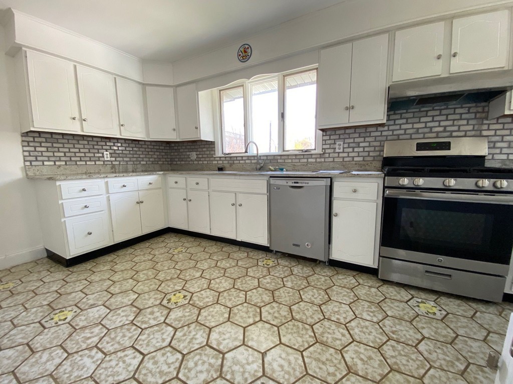 53 Fuller Road Watertown, MA 02472 - Photo 5 of 40