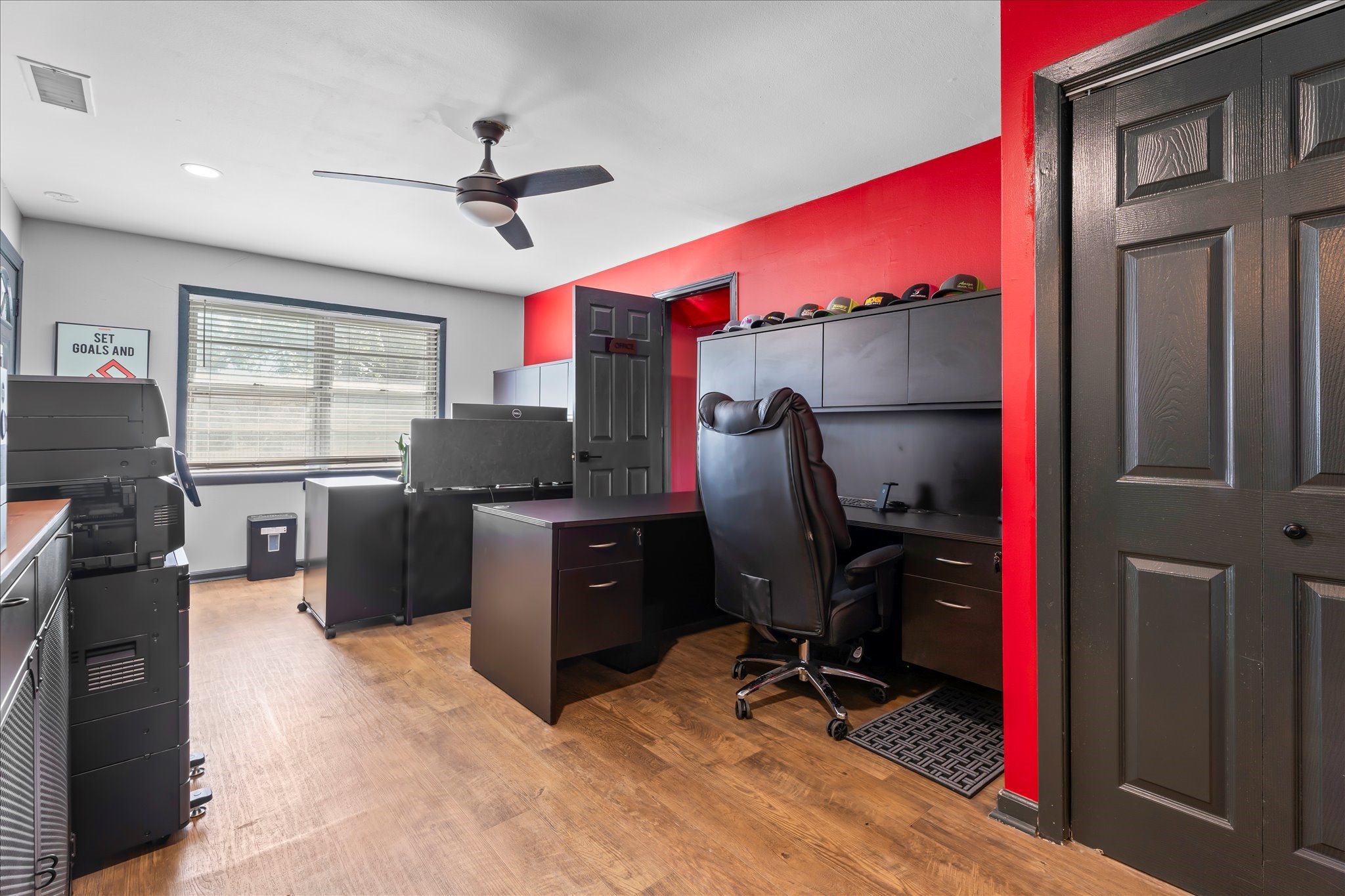 9902 Franklin Road Houston, TX 77070 - Photo 8 of 43 a workspace with furniture and window