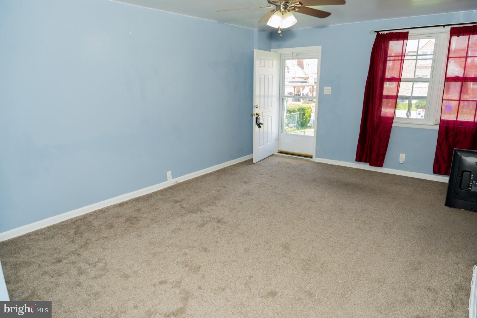 8729 Ditman Street Philadelphia, PA 19136 - Photo 4 of 32 LIVING ROOM