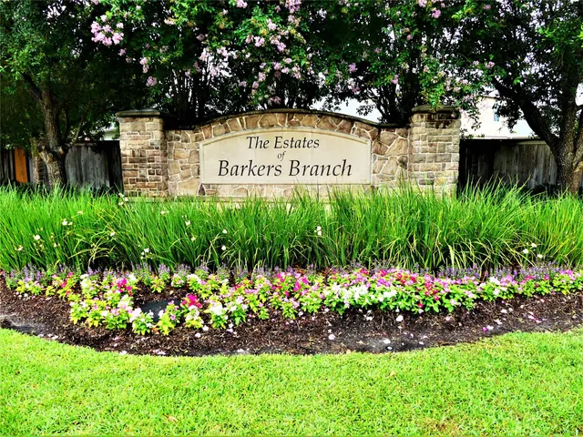 a sign on the side of the wall