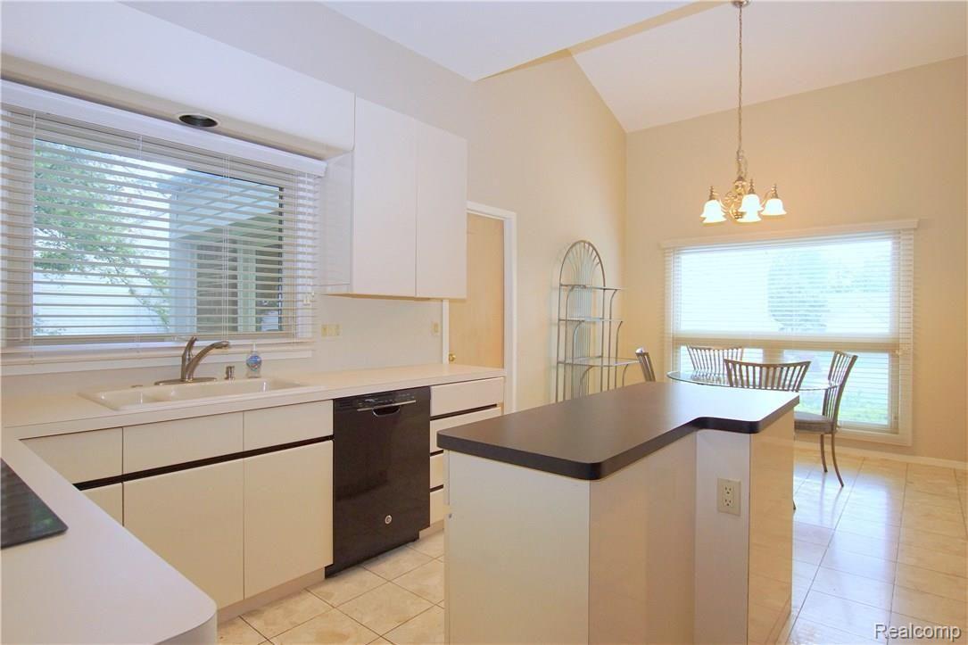 5264 Simpson Lake Road West Bloomfield, MI 48323 - Photo 11 of 27 DSC04185.JPG