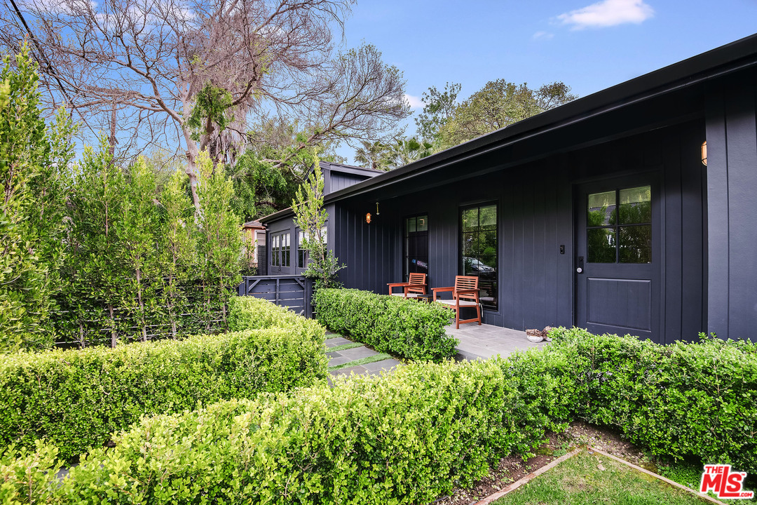 11608 Canton Place Studio City, CA 91604 - Photo 4 of 54