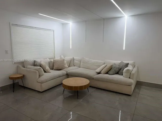 $4,200 | 2121 North 57th Terrace, Hollywood, FL 33021