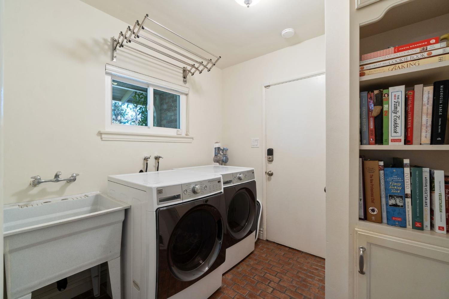 1323 West San Ramon Avenue Fresno, CA 93711 - Photo 10 of 30 a utility room with dryer and washer