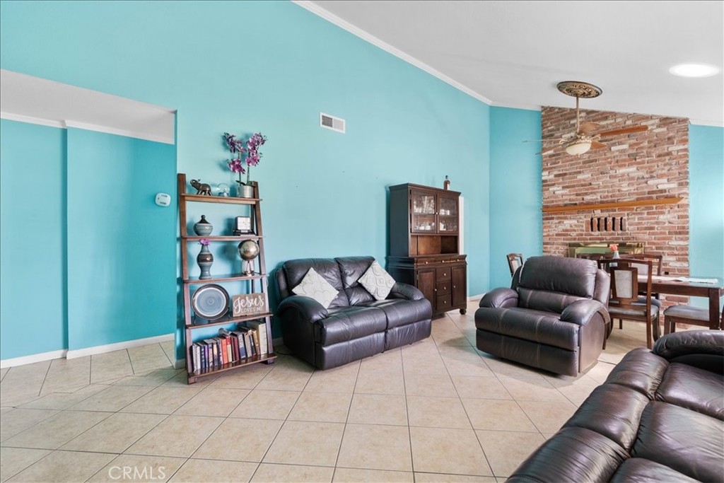395 South Tamarisk Avenue Rialto, CA 92376 - Photo 5 of 35