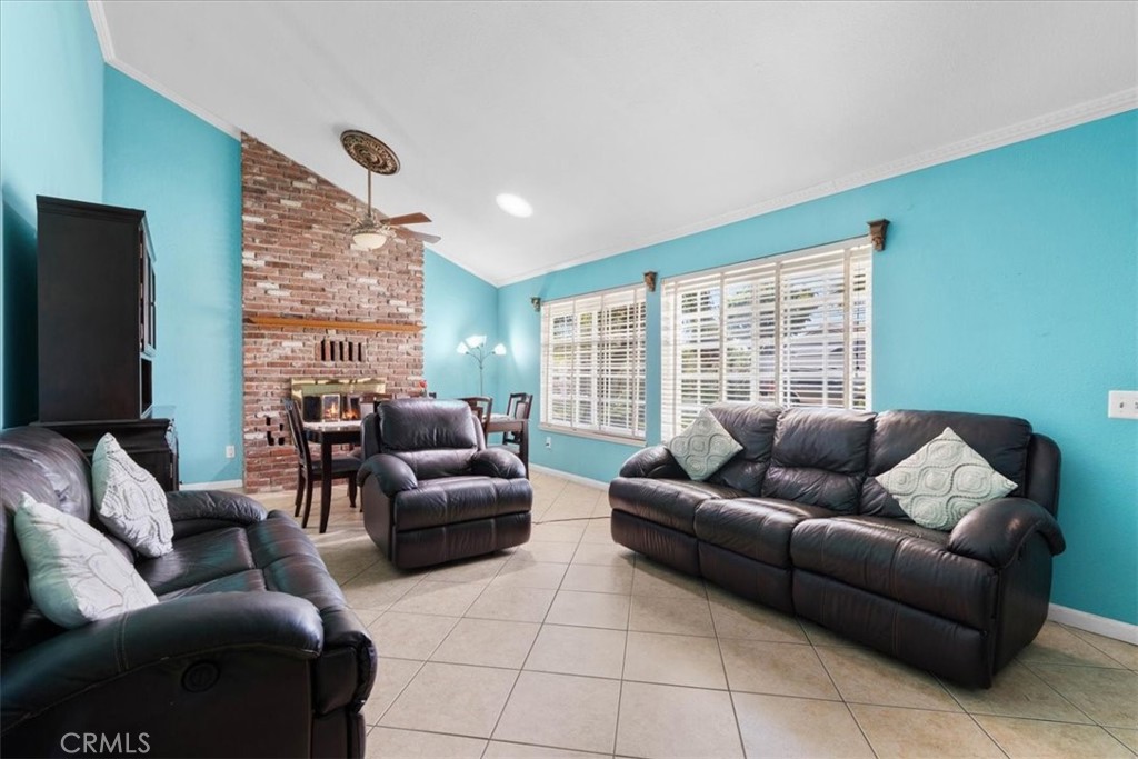 395 South Tamarisk Avenue Rialto, CA 92376 - Photo 6 of 35