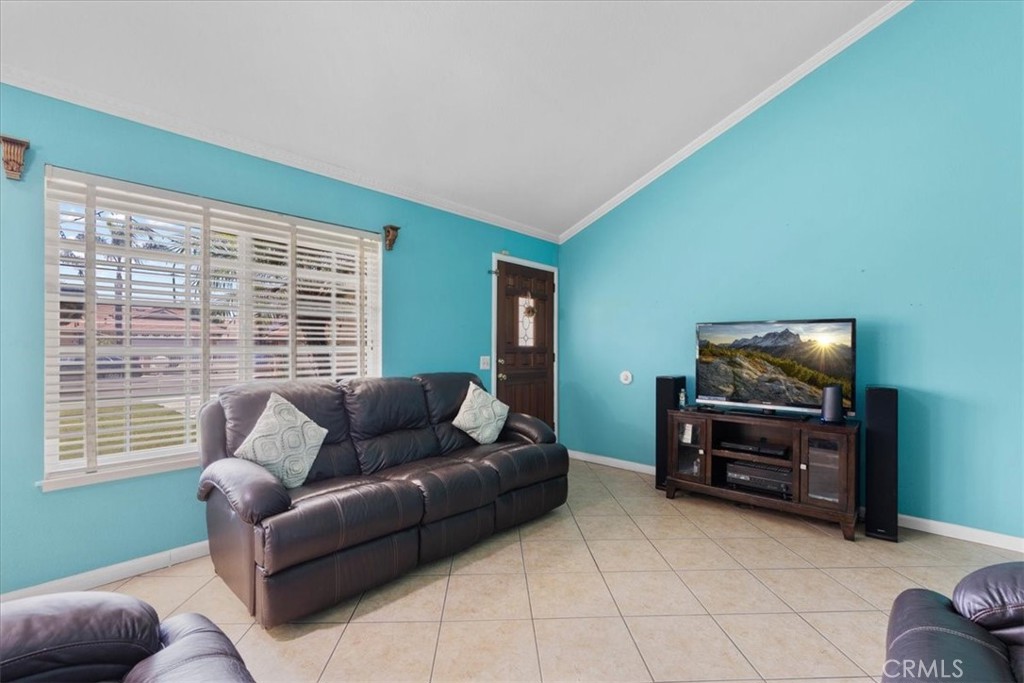 395 South Tamarisk Avenue Rialto, CA 92376 - Photo 7 of 35