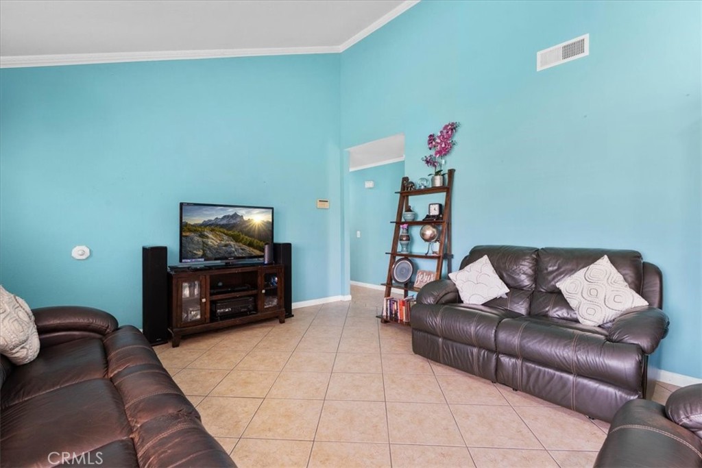 395 South Tamarisk Avenue Rialto, CA 92376 - Photo 8 of 35