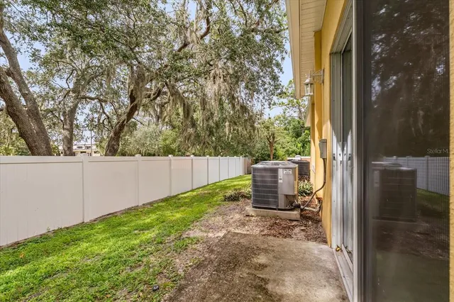 a view of a backyard