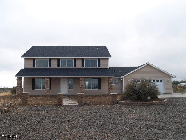 350 Keystone Road Yakima, WA 98908 - Photo 1 of 28 a front view of a house with a yard
