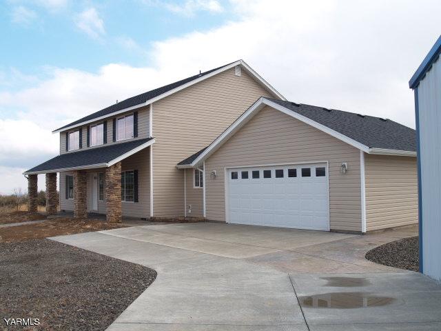 350 Keystone Road Yakima, WA 98908 - Photo 2 of 28 a front view of a house with a yard and garage