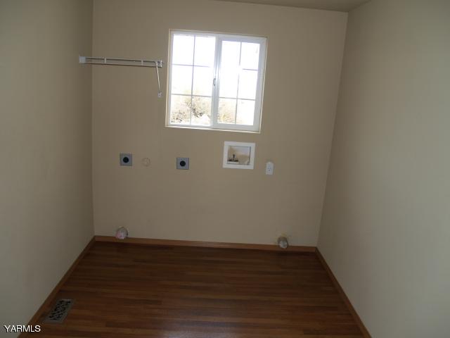 350 Keystone Road Yakima, WA 98908 - Photo 13 of 28 an empty room with wooden floor and windows