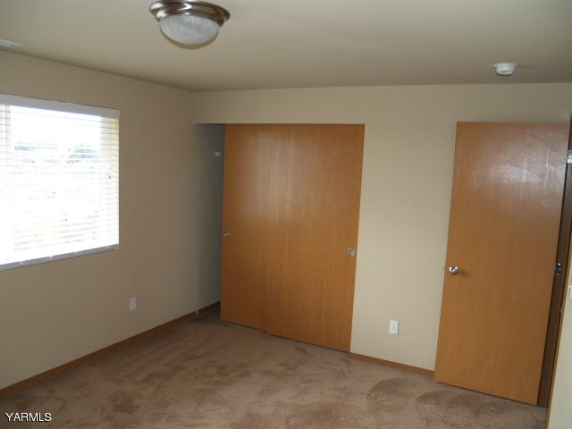 350 Keystone Road Yakima, WA 98908 - Photo 16 of 28 an empty room with a window