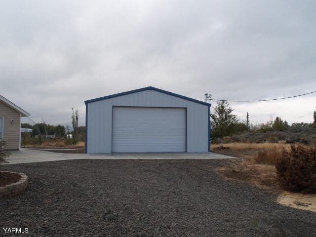 350 Keystone Road Yakima, WA 98908 - Photo 18 of 28 a view of a house with backyard and garage
