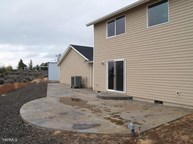 350 Keystone Road Yakima, WA 98908 - Photo 3 of 28 a view of a house with a yard