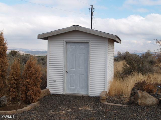 350 Keystone Road Yakima, WA 98908 - Photo 22 of 28 a front view of a house with a yard