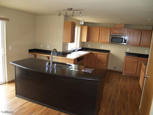 350 Keystone Road Yakima, WA 98908 - Photo 5 of 28 a kitchen with stainless steel appliances granite countertop a sink a stove and a refrigerator