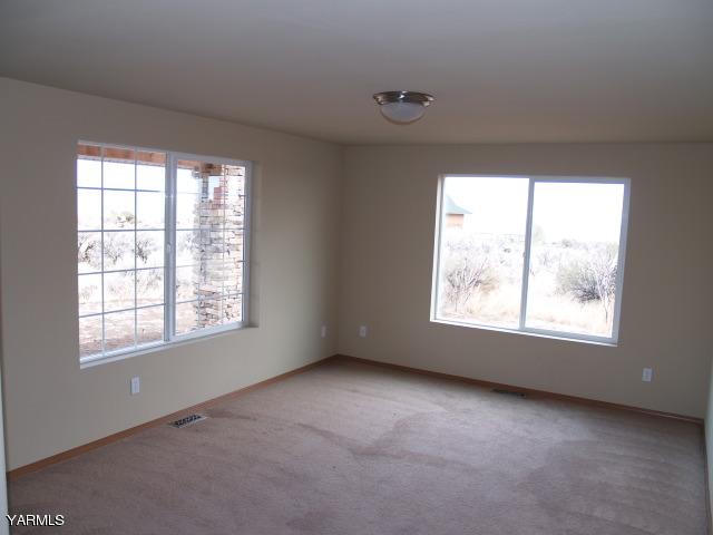 350 Keystone Road Yakima, WA 98908 - Photo 7 of 28 an empty room with a window
