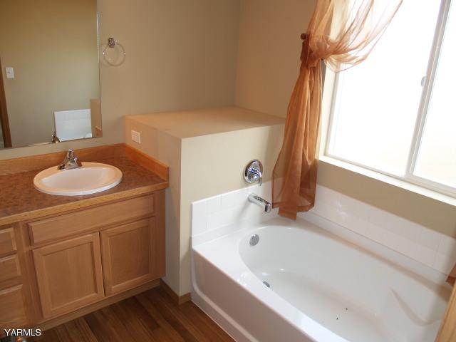 350 Keystone Road Yakima, WA 98908 - Photo 9 of 28 a bathroom with a sink and a bathtub