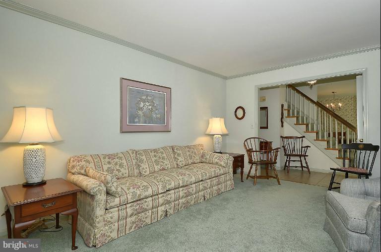 1014 Old Bay Ridge Road Annapolis, MD 21403 - Photo 14 of 29 Living Room