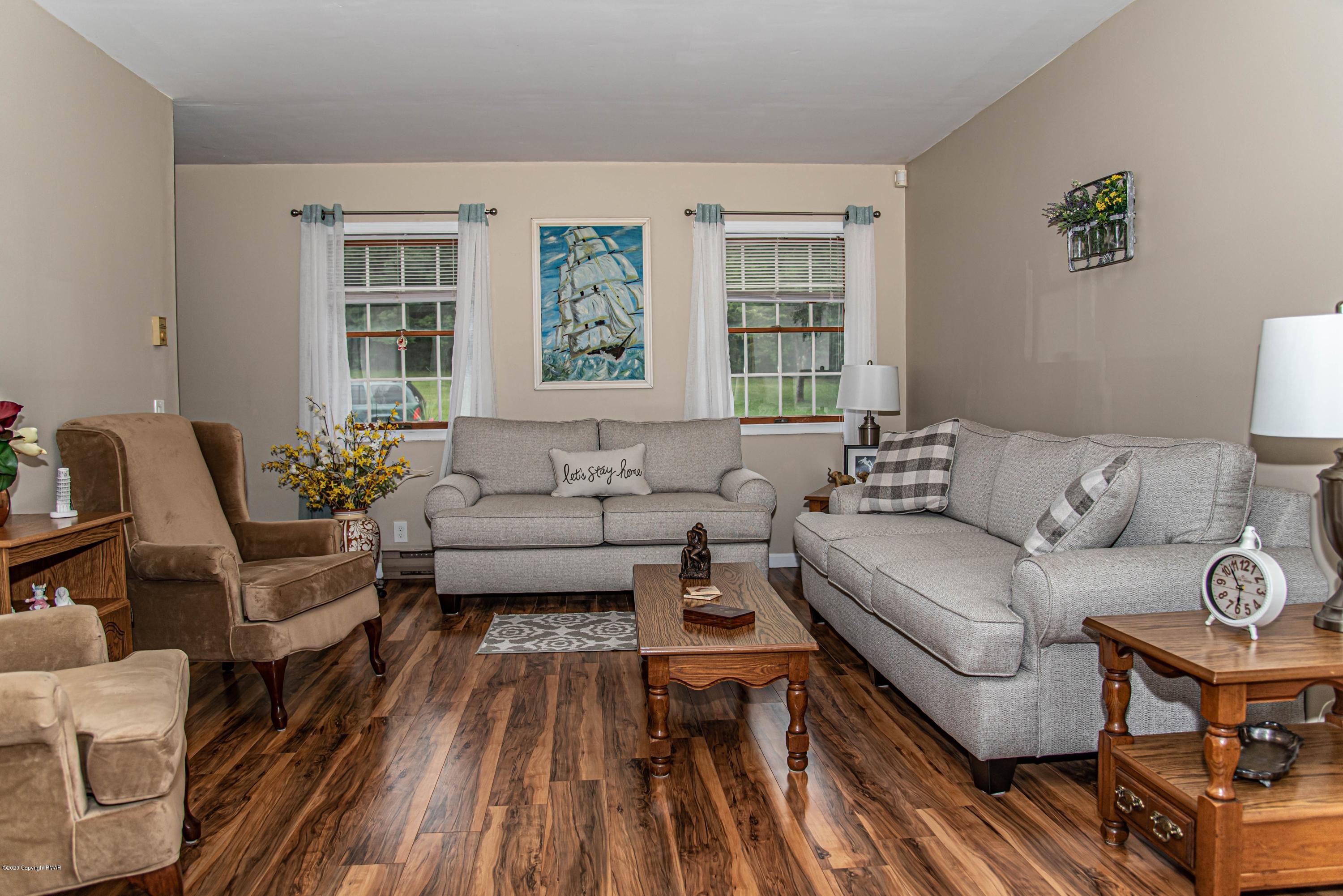 187 Old Stagecoach Road Gilbert, PA 18331 - Photo 11 of 31 a living room with furniture and a rug