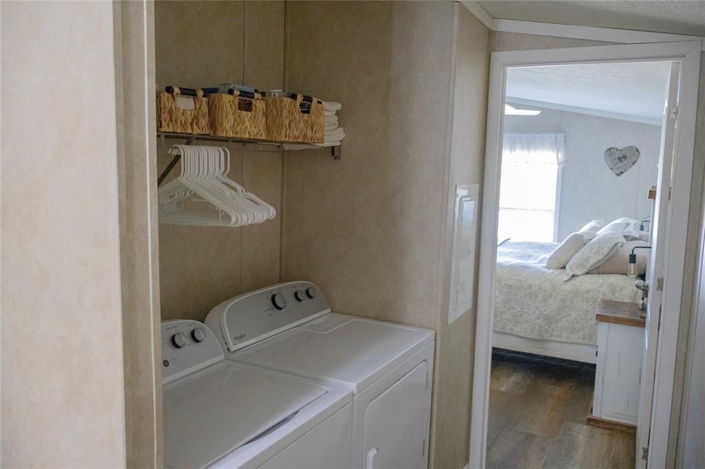 130 Firefly Drive Springtown, TX 76082 - Photo 15 of 25 a bathroom with a bathtub sink and mirror