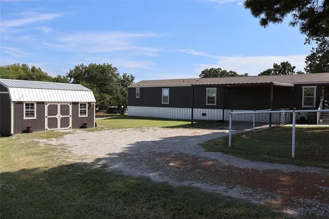 a view of a house with backyard