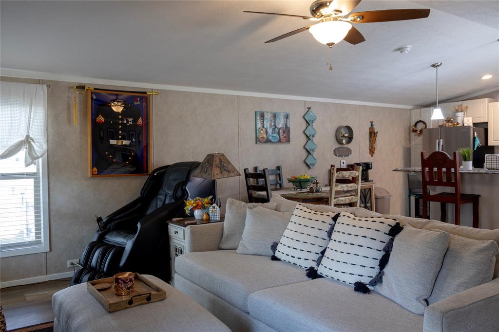 130 Firefly Drive Springtown, TX 76082 - Photo 5 of 25 a living room with furniture gym equipment and a window